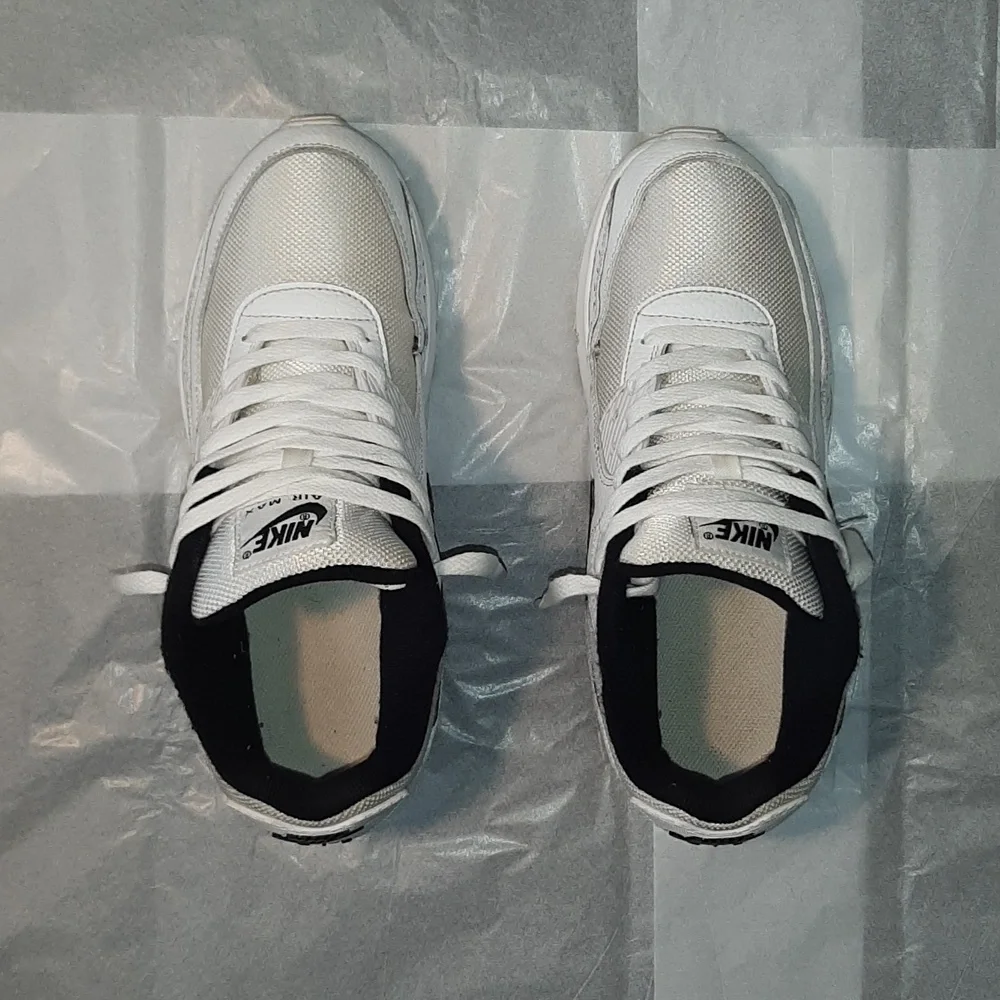 Nike Air Max 90 Retro Sneakers, 7Y = Women 8.5 = Men 7 - Picture 4 of 11